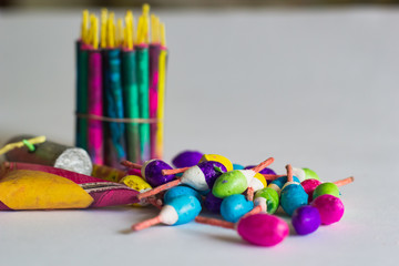 Colores brillantes de petardos mexicanos con fusibles de color rosa y amarillo