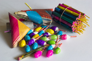 Colores brillantes de petardos mexicanos con fusibles de color rosa y amarillo