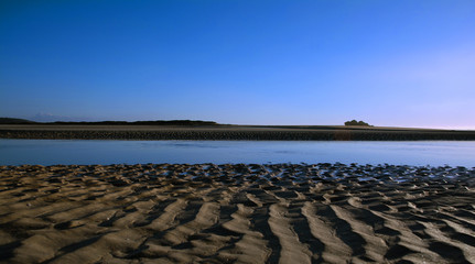Blue lake with Sand wave - Lago con olas en la arena