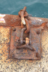 鎖が繋がった、錆びた金具(福岡県)