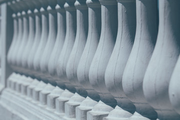 Fototapeta premium Ogrodzenie z białymi kolumnami. Balustrada