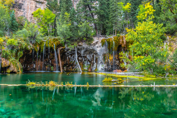 Obraz premium Beautiful Sunset Hike to Hanging Lake in Glenwood Springs, Colorado