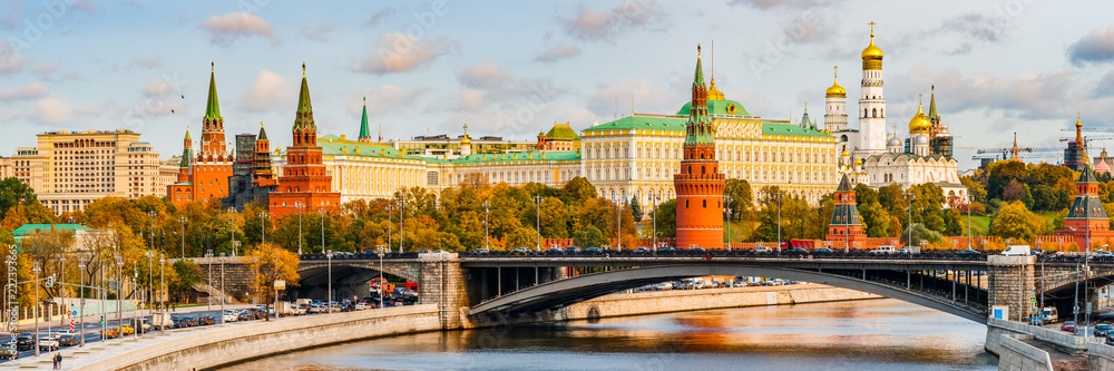 Wall mural panoramic view of the moscow river and the kremlin