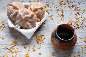 Pan de muerto y café