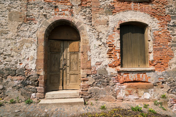 Fototapeta na wymiar Old architectural details - door and arched entrance