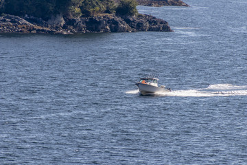 Obraz premium Fishing boat returning to a marina