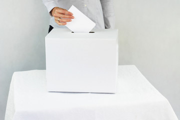 Wybory. Kobieta głosująca w wyborach - obrazy, fototapety, plakaty