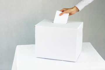 Wybory. Kobieta głosująca w wyborach - obrazy, fototapety, plakaty
