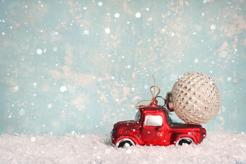 Weihnachtsauto mit Weihnachtskugel