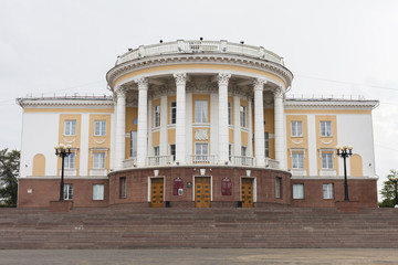 Obraz premium Palace of Culture Magnezit in Satka. Beautiful old building in the city with pillar