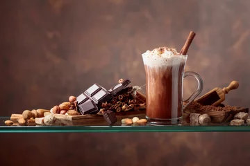 Foto auf Acrylglas Schokolade Kakao mit Sahne, Zimt, Schokoladenstückchen und verschiedenen Gewürzen.
