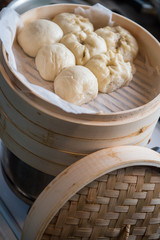 手作りの肉まんを蒸籠で蒸す