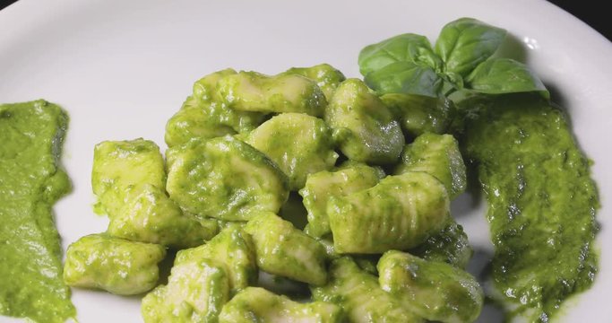 Gnocchi di patate con pesto al basilico fresco genovese. Cibo vegano.