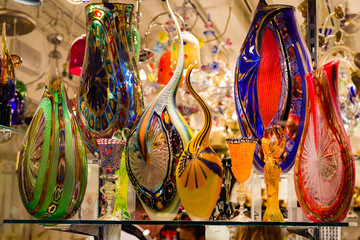 Bright, colorful Murano glass vases and glassware on display in Venice shop window. - obrazy, fototapety, plakaty