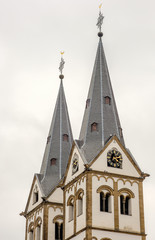 Fototapeta na wymiar Kirchtürme der Sankt Severus Kirche in Boppard am Rhein