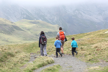Fototapeta premium Famille de randonneurs en montagne-2262