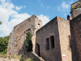 Burg Nanstein – mittelalterliche Burgruine bei Landstuhl in der Westpfalz (Rheinland-Pfalz)  
