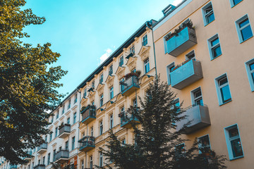 Naklejka premium orange apartment buildings with trees in the foreground