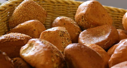 Weidenkorb mit vielen frischen Brötchen