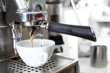 Kawa espresso. Parzenie kawy w ekspresie ciśnieniowym. - obrazy, fototapety, plakaty