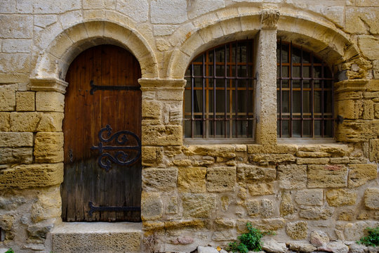 Façade d'une ancienne maison en pierre. Porte en bois avec fer forgé. Sud de France. Provence. 