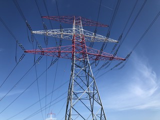 Stromtrasse Hoher Mast und blauer Himmel