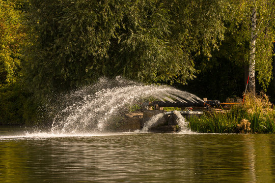 THW w&auml;lzt Wasser im See um, um Sauerstoff im Wasser anzureichern