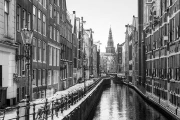 Poster Prachtig uitzicht op de beroemde Oudezijds Kolk in Amsterdam, Nederland, in zwart-wit. Op de achtergrond is de Oude Kerk (Oude Kerk, 1213) op de Wallen © dennisvdwater