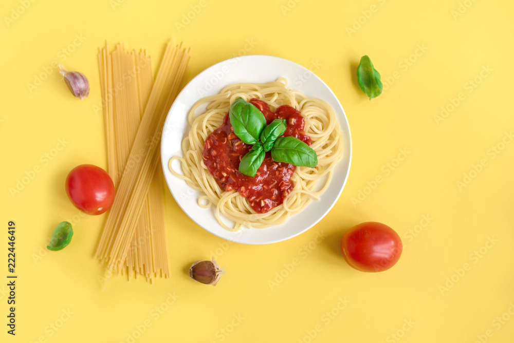 Wall mural Spaghetti pasta bolognese on yellow