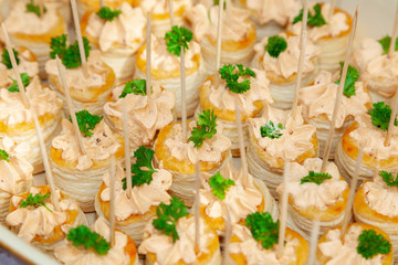 Canapés Frischkäse und Blätterteig