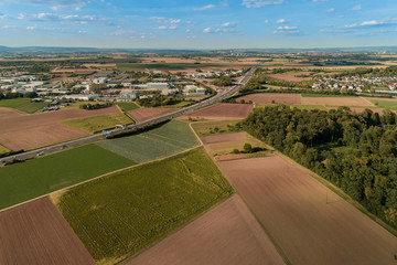 Obraz premium Luftaufnahme Maisfelder am Rande der Autobahn