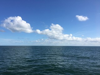 Naklejka na ściany i meble Wolken über dem Meer bei Helgoland