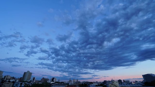 黄昏から夜空の空の変化・タイムラプス・夏・長時間撮影・東京都心住宅街　雲　月　星