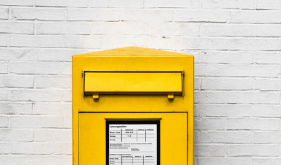 Gelber Briefkasten Einwurfschlitz