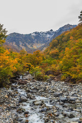 秋の谷川岳の風景