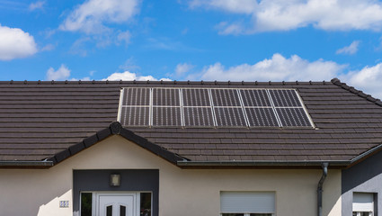 Dachintegrierte Photovoltaik auf einem modernen Einfamilienhaus - Roof-integrated photovoltaics on...