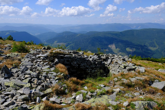 Ukraina, Karpaty Wschodnie - g&oacute;ry Gorgany Środkowe, okopy z kamieni z okresu Pierwszej Wojny Światowej w okolicach Wielkiej Sywuli (najwyższego szczytu Gorgan&oacute;w)