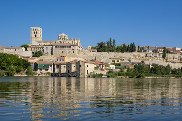 Fototapeta premium Vista del río Duero a su paso por Zamora con la catedral al fondo