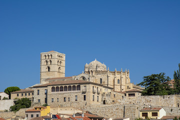Fototapeta premium Torre y cúpula de la catedral de Zamora, España 
