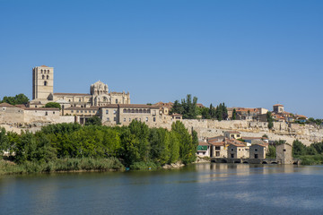 Fototapeta na wymiar Vista del río Duero a su paso por Zamora con la catedral al fondo