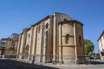 Fototapeta na wymiar Iglesia románica de Santa Maria Magdalena en Zamora, Castilla España
