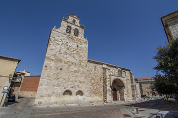 Fototapeta na wymiar Iglesia románica de Santa María la Nueva en la ciudad de Zamora, España