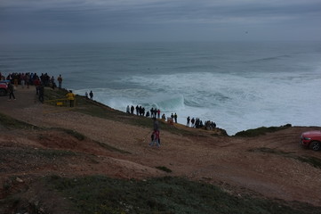 Surf Su onde giganti a Nazaré - Portogallo