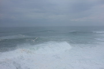 Surf Su onde giganti a Nazaré - Portogallo