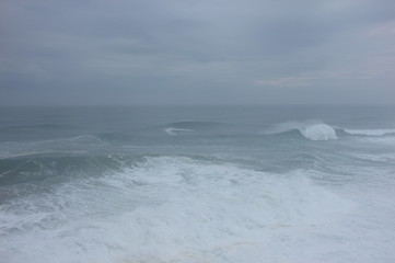 Surf Su onde giganti a Nazaré - Portogallo