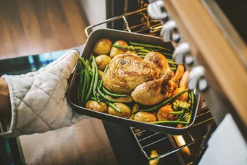 Foto op Plexiglas Koken met kant-en-klare kip uit de oven © nerudol