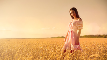 Fototapeta na wymiar Young girl in wheat field
