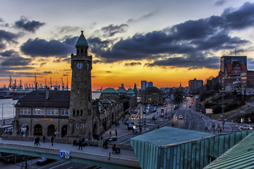 Naklejka premium Sonnenuntergang Landungsbücken Hamburg