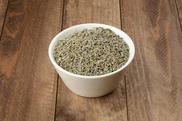 Lavanda en un cuenco de cerámica blanca sobre fondo de madera marrón