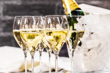 Champagner Glässer mit Flaschenkühler